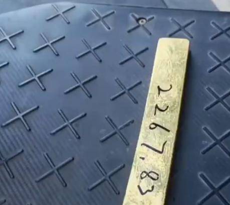 冰岛超级联赛_深圳市民捡到2267.83克巨型金条冰岛超级联赛，已交还失主！网友：巧克力我都不敢买这么大的